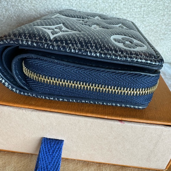 Louis Vuitton Hollographic Monoglam Lou Wallet - Picture 14 of 14